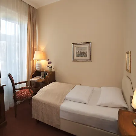 Newly Renovated Boutique Vier Jahreszeiten In The Heart Of מלון
