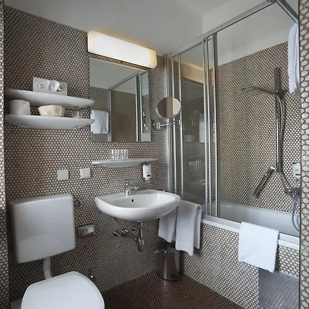 Vier Jahreszeiten Hotel 4*